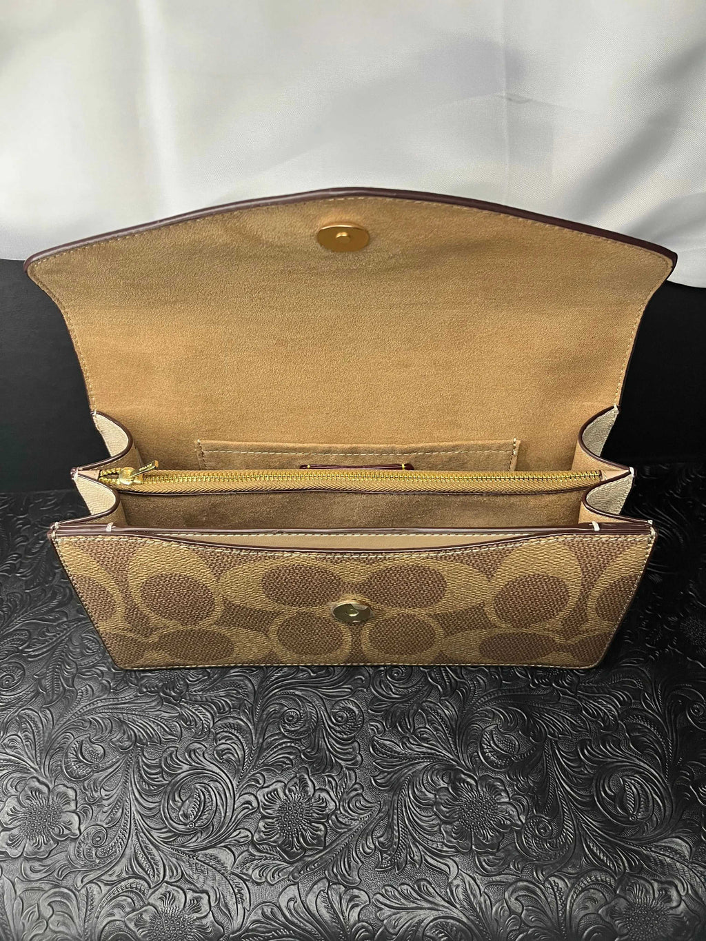 The Coach Purse is designed with refined elegance and everyday functionality. Crafted with attention to detail, it delivers a timeless luxury-inspired style for modern use.