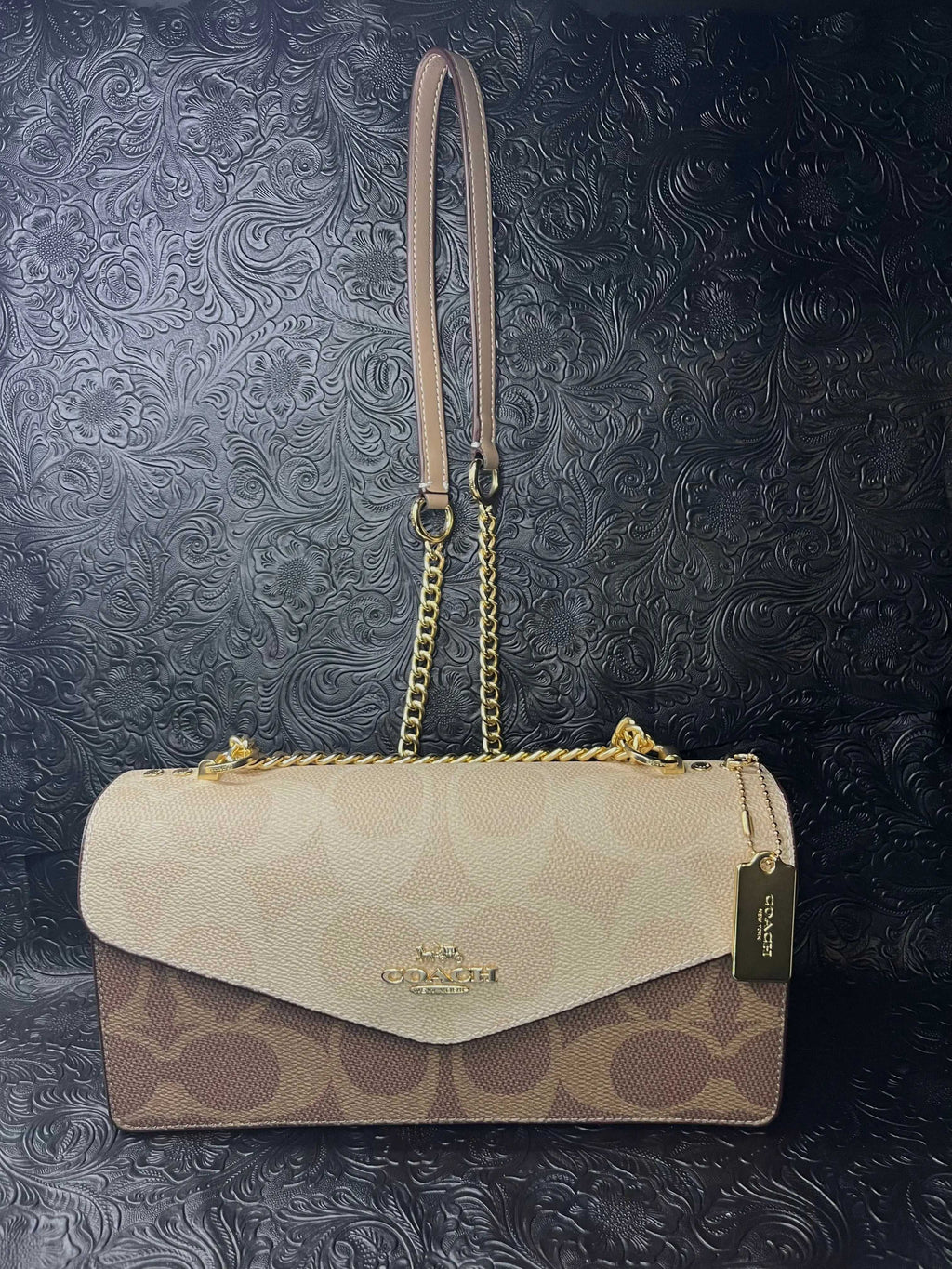 The Coach Purse is designed with refined elegance and everyday functionality. Crafted with attention to detail, it delivers a timeless luxury-inspired style for modern use.