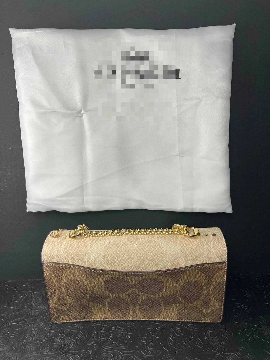 The Coach Purse is designed with refined elegance and everyday functionality. Crafted with attention to detail, it delivers a timeless luxury-inspired style for modern use.